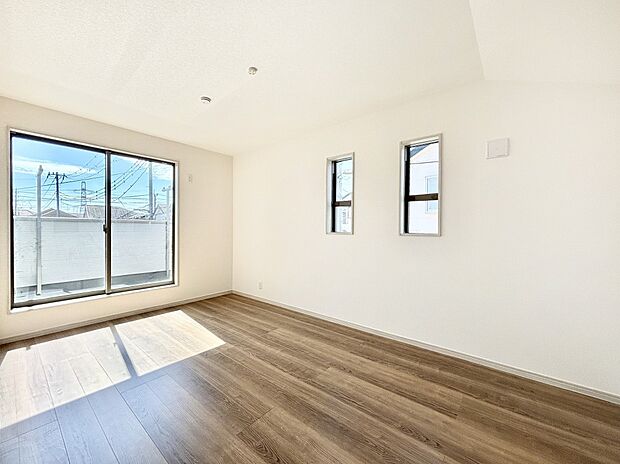 バルコニーが開放感をプラスしてくれる洋室  