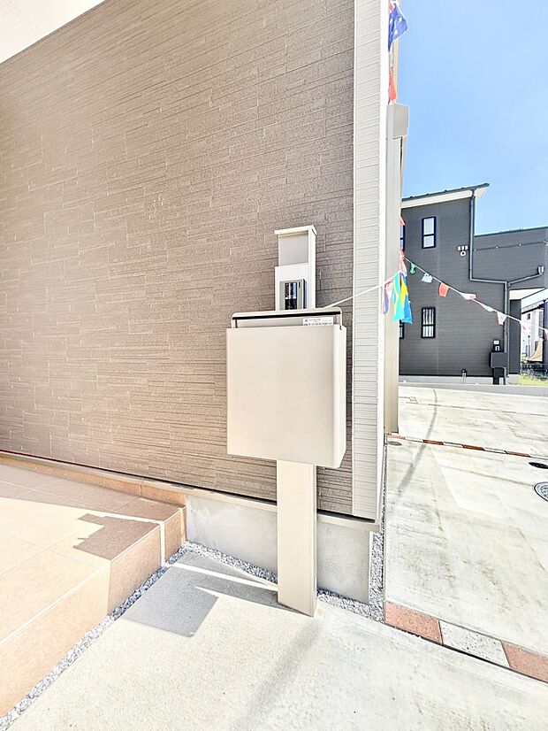 シンプルデザインのポスト。