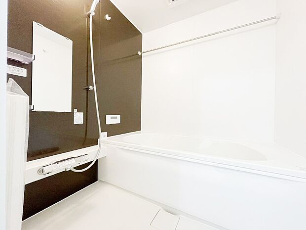 一日の疲れを癒してくれる明るい清潔感のあるバスルーム