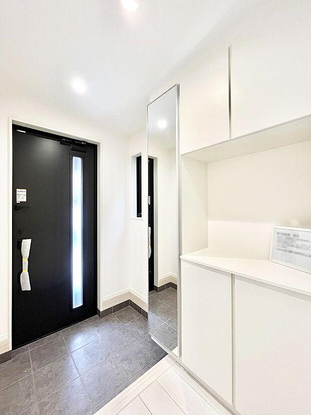 明るい玄関はお客様をお出迎えするのにぴったりです！ 