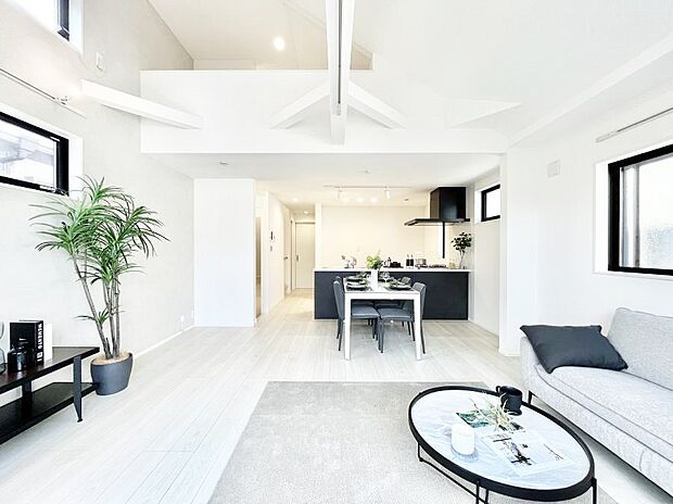 明るい陽光が注ぎ、寛ぎの雰囲気に満たされるリビングダイニング 