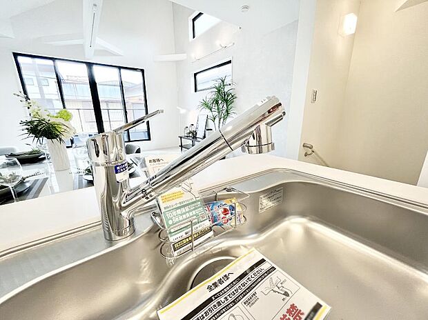 いつでも清潔なおいしいお水を。一つの水栓で水道水と浄水を使い分け。