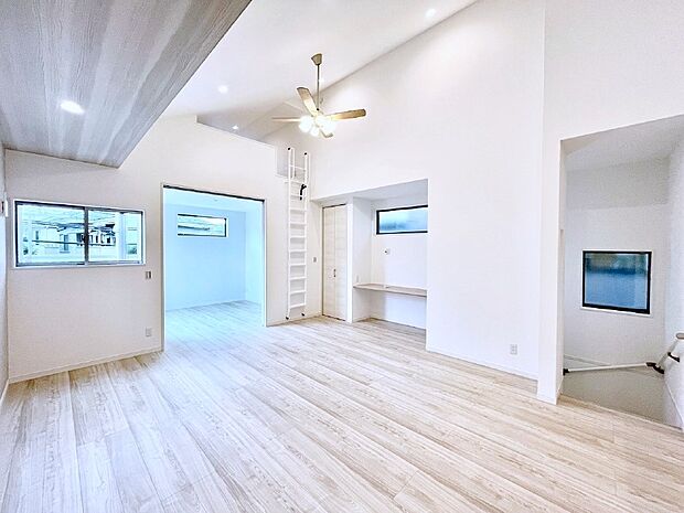 ロフト付きで日当たりもよく、広々としたリビング。