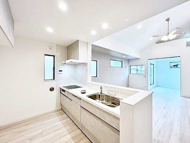 リビングで遊ぶお子様を見守りながらお料理ができる対面キッチン。  