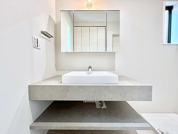 大きく見やすい三面鏡で清潔感ある洗面台は、身だしなみチェックや肌のお手入れにおすすめです。 