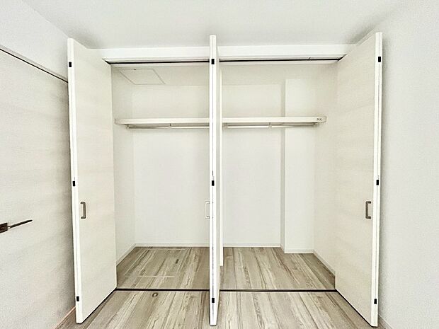 洋室のクローゼット。奥行きがあるので厚手の衣類もすっきり収まります。