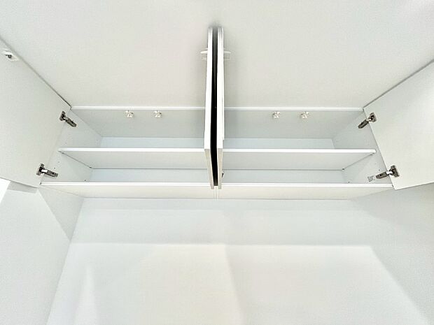 キッチン上部の吊戸棚を設置しました。