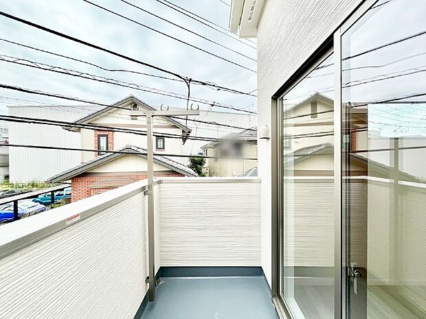 暖かな陽光が降り注ぐバルコニーはお洗濯におすすめ。爽やかな風も心地よいです。 