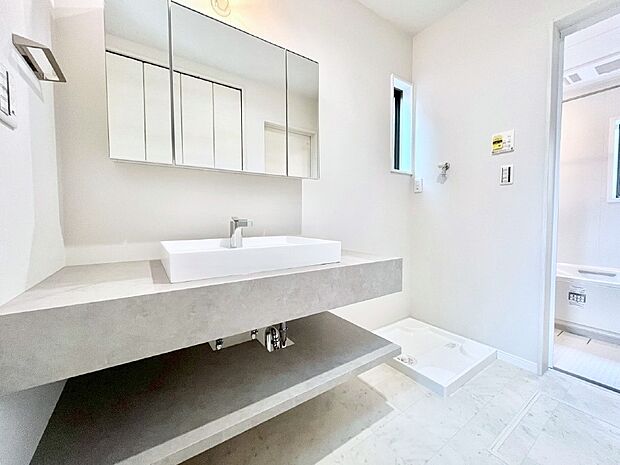 清潔感のある快適空間です。毎日の身支度も気持ち良くお使い頂けます。 