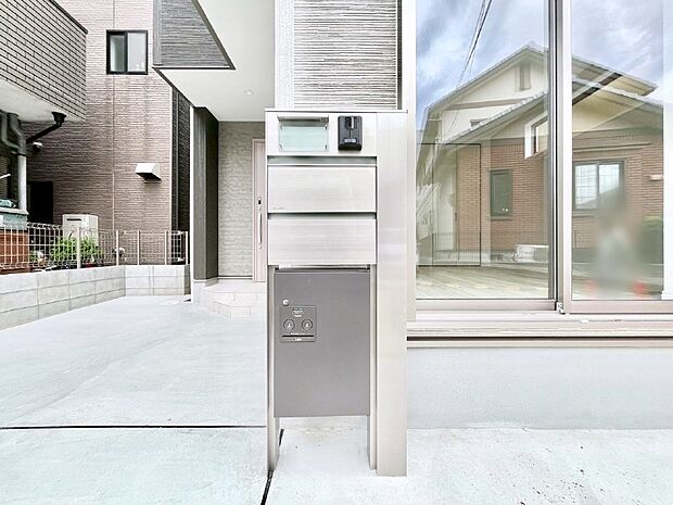 表札・インターホン・ポスト・宅配ＢＯＸをひとつに集約。エントランスになじむシンプルデザイン。