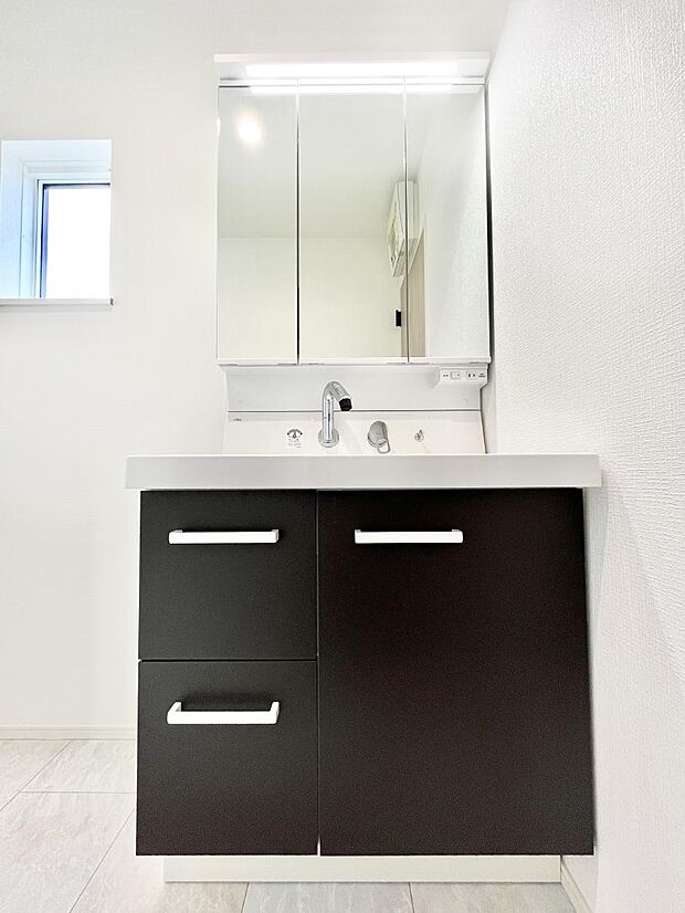 収納力と機能性に優れた洗面化粧台  