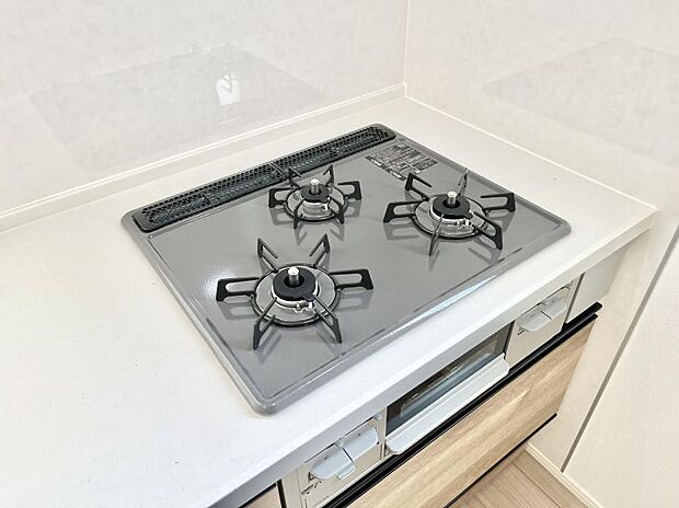 ガスコンロはＳｉセンサー搭載。火力調節や焦げ付き・消し忘れも防いでくれます。