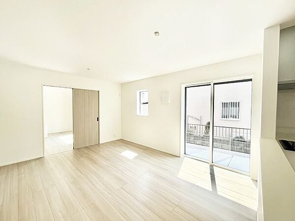 隣接の洋室を開放すればさらに広々空間に