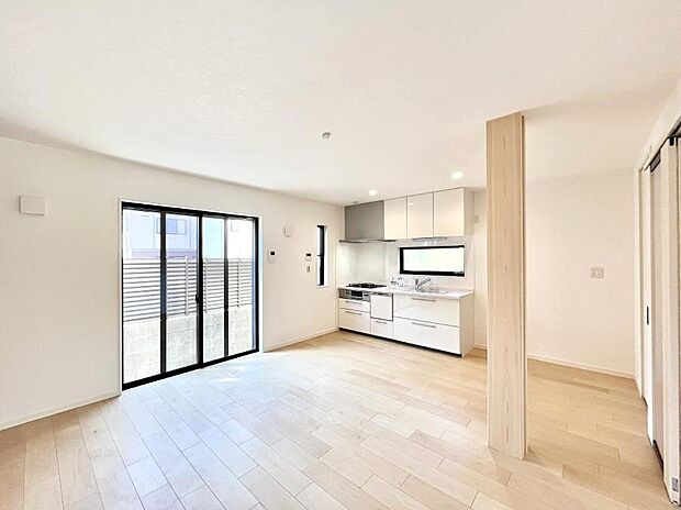 明るい陽光が注ぎ、寛ぎの雰囲気に満たされるリビング・ダイニング。