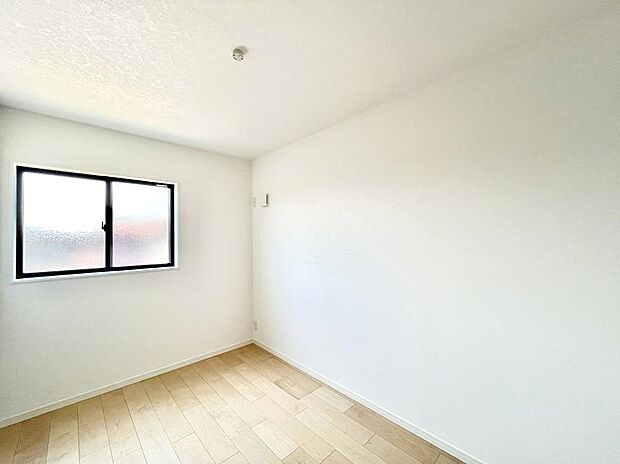 窓からのやさしい光が心地よいプライベートルーム