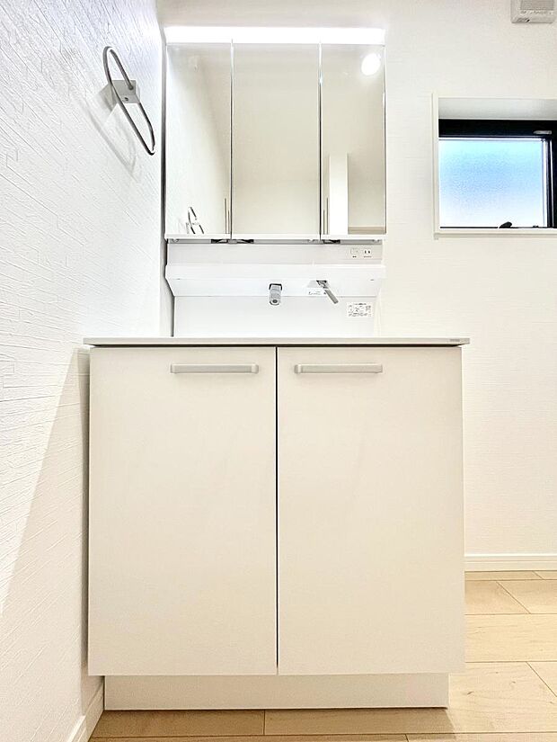 大きく見やすい三面鏡で清潔感ある洗面台は、身だしなみチェックや肌のお手入れにおすすめです。 