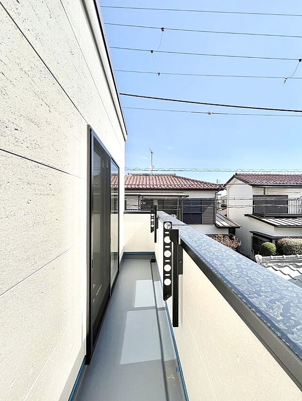 暖かな陽光が降り注ぐバルコニーはお洗濯におすすめ。爽やかな風も心地よいです。 