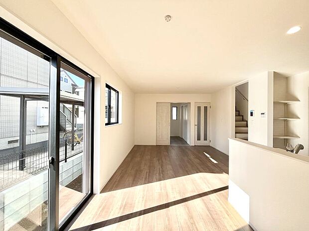 大きな窓からたっぷりの陽光と風を感じられるリビング