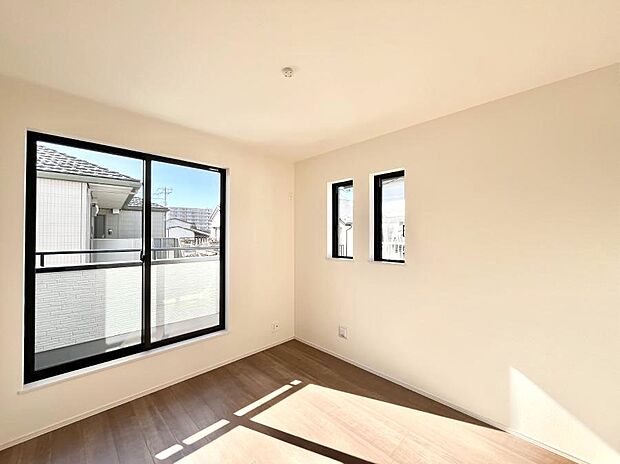 明るいバルコニーサイドに洋室を設置。目覚めの良い寝室に。