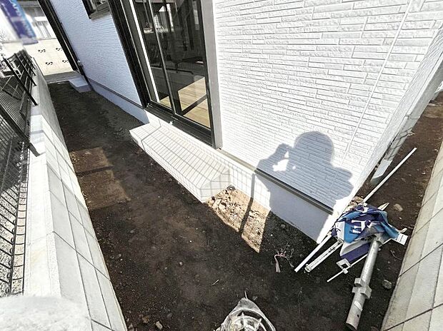 プランターを並べて季節のお花を楽しめるお庭付き。