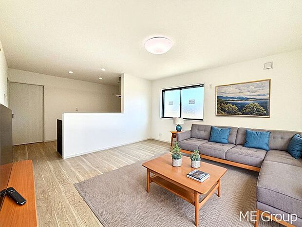 ご家族の賑やかな話し声で包まれる明るいリビング ※家具はCGです