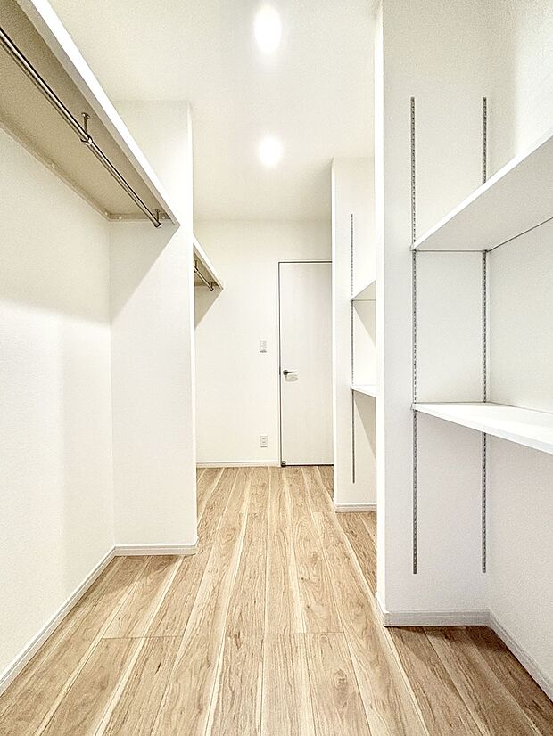 玄関ホールのクローク、お出かけ用グッズの収納に便利です。  