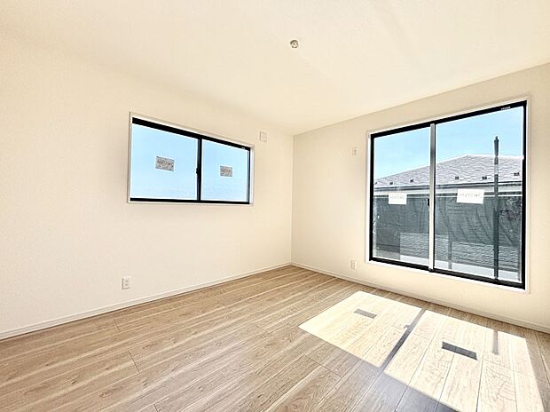 バルコニーが開放感をプラスしてくれる洋室  