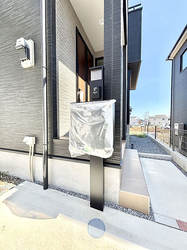 シンプルデザインのポスト。