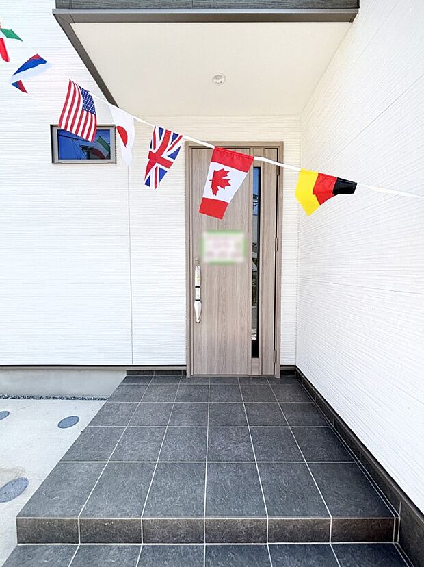 シンプルで落ち着いた雰囲気の玄関でご家族やお客様をお出迎え!