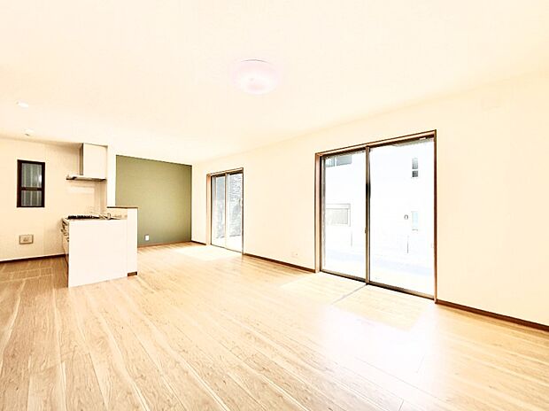 明るい陽光が注ぎ、寛ぎの雰囲気に満たされるリビングダイニング