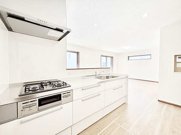 ご家族の会話弾む対面キッチン。お料理中のパパママもご家族と過ごす時間が増えそう!