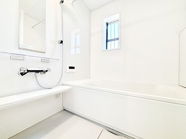 1日の疲れをリフレッシュしてくれる明るく清潔感のあるバスルーム