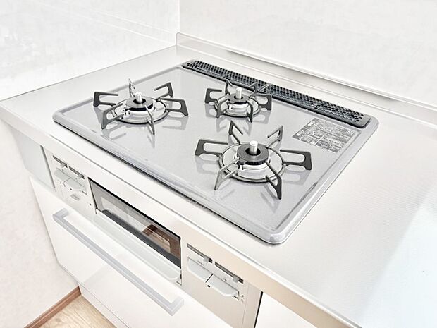 ガスコンロはＳｉセンサー搭載。火力調節や焦げ付き・消し忘れも防いでくれます。