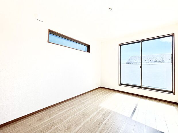 バルコニーが明るさと開放感を演出!朝スッキリと目覚められそうですね!