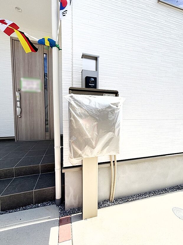 表札・インターホン・ポストをひとつに集約。エントランスになじむシンプルデザイン。