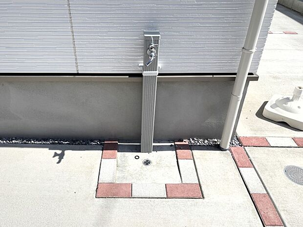 洗車や庭のお手入れやお子様の水遊びなどに便利な外水栓。