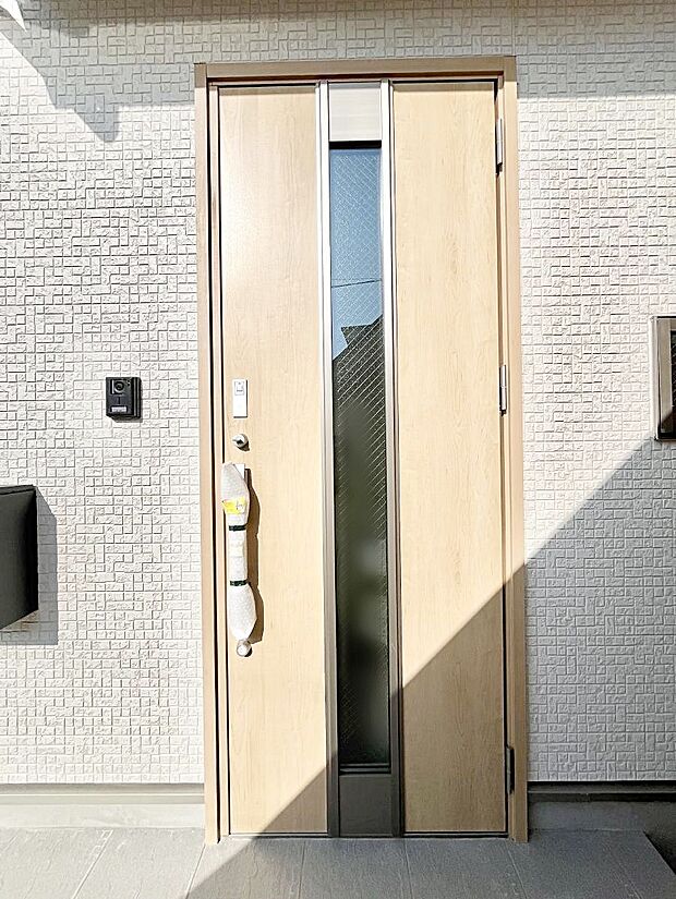 玄関前は雨が降っても濡れにくい屋根付き  