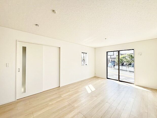 大きな窓からたっぷりの陽光と風を感じられるリビング