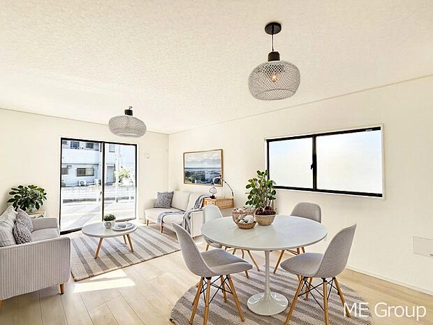 家族の和やかな会話が聞こえてきそう。開放感のあるリビングです。※家具はCGです  