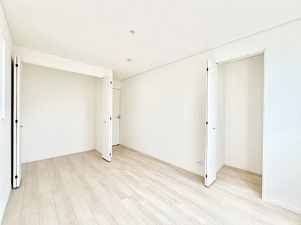 お子さまのお部屋としても！衣類の整理整頓に便利なクローゼット付きの洋室。