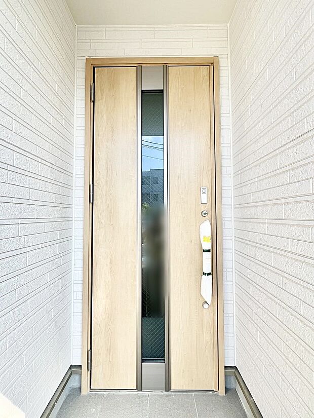 大切な家族、来客を出迎える玄関。玄関前は屋根付きで雨が降っていても濡れにくいです。