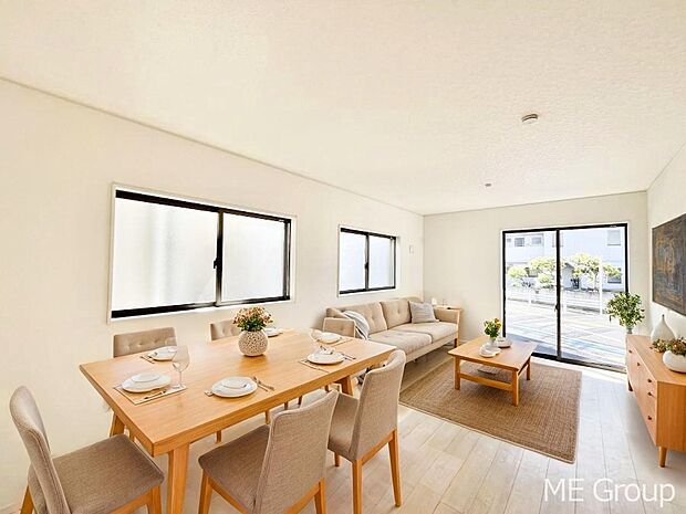 ご家族の賑やかな話し声で包まれる明るいリビング ※家具はCGです