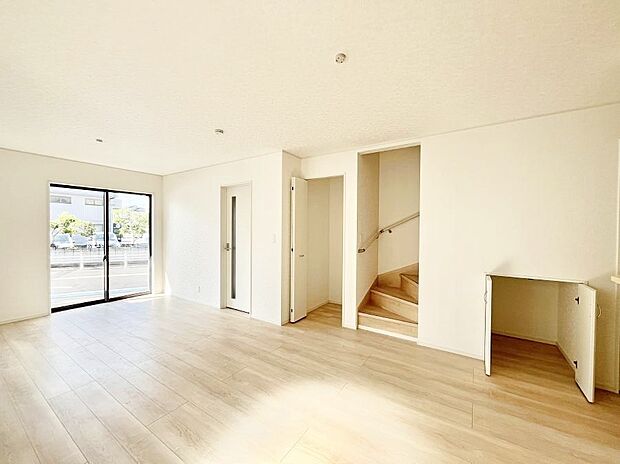 内装「ただいま」「おかえり」家族とのコミュニケーションが深まるリビングイン階段。