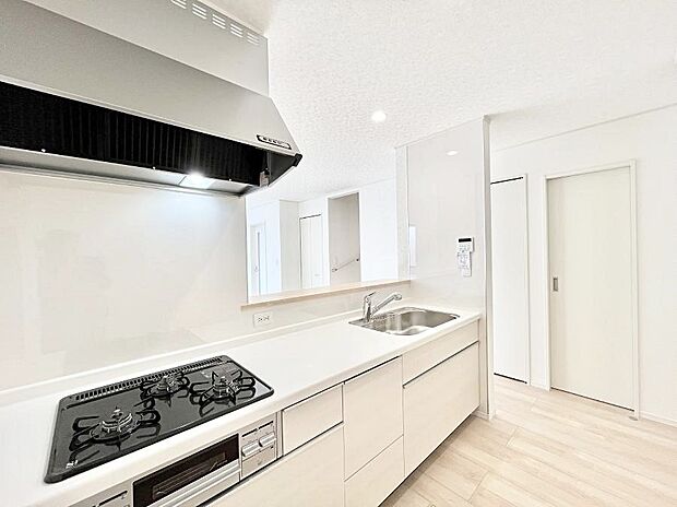 カウンター越しに楽しいおしゃべり。いつものお料理がもっと美味しくなりそうですね。