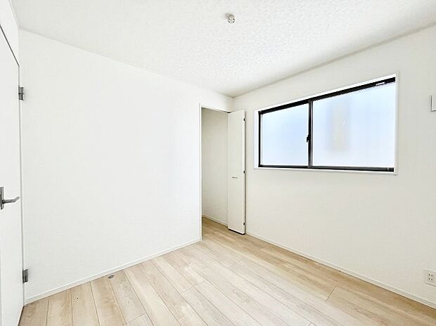 お子さまのお部屋としても!衣類の整理整頓に便利なクローゼット付きの洋室!