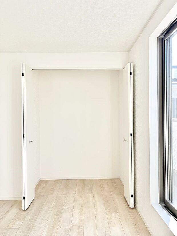 洋室のクローゼット。奥行きがあるので厚手の衣類もすっきり収まります。