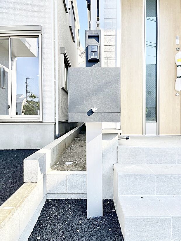 表札・インターホン・ポストをひとつに集約。エントランスになじむシンプルデザイン。