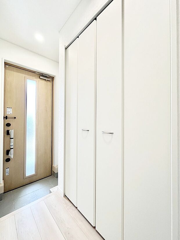 天井まである玄関収納で、家族全員の靴もすっきり収納！ 