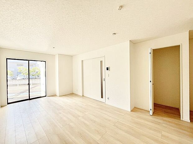 大きな窓からたっぷりの陽光と風を感じられるリビング  