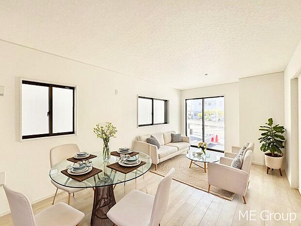 ご家族の賑やかな話し声で包まれる明るいリビング  ※家具はCGです